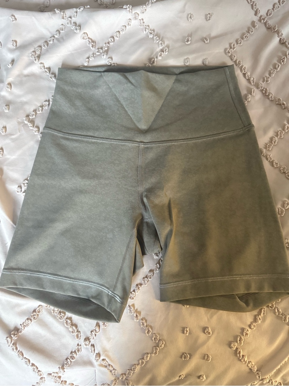 Lululemon Wunder Train Women's Bike Shorts in Tan pattern
